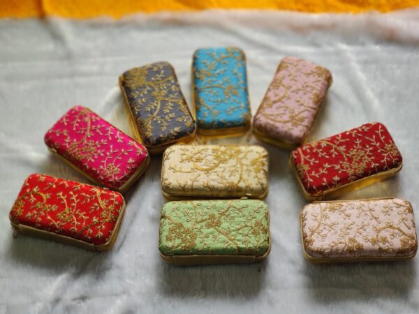 Anguri box clutches